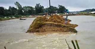 সুনামগঞ্জের মধ্যনগরে বাঁধ ভেঙে ডুবছে ফসল